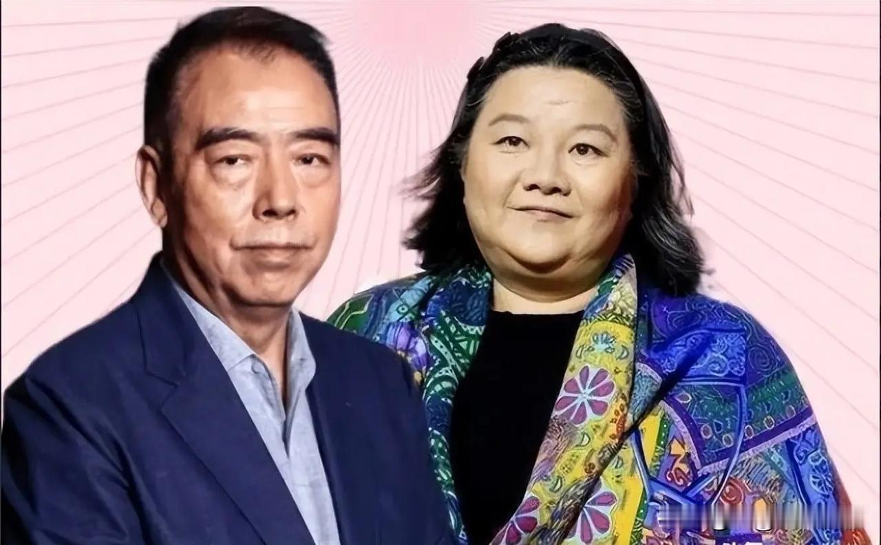 洪晃在音频里面聊自己和陈凯歌闹离婚时，她特意飞到了香港，去找一个香港的老电影人倾