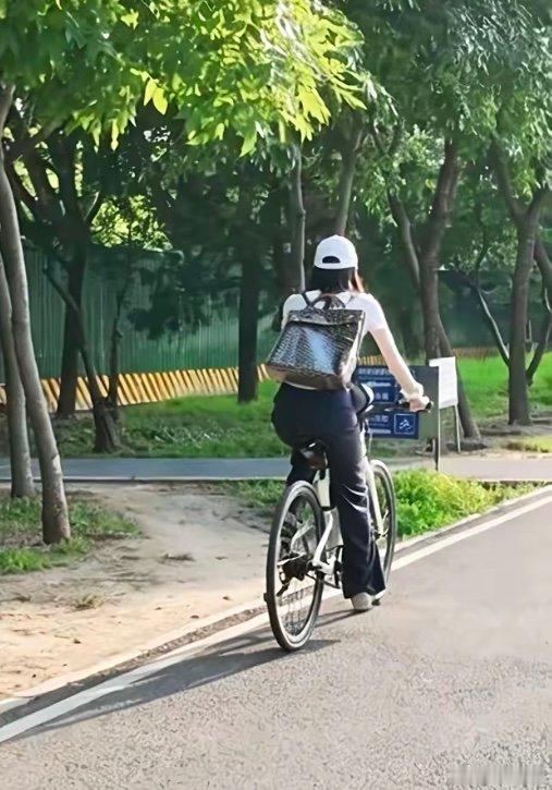 网友偶遇陈伟霆何穗带娃偶遇陈伟霆何穗带娃骑车兜风偶遇陈伟霆何穗带娃骑车兜风，虽然