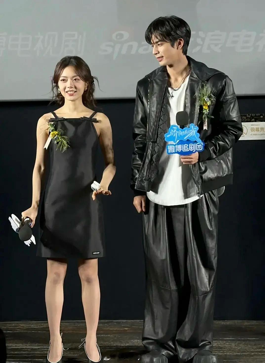 刘浩存、赵今麦同款不同色连衣裙，不要再给美女穿丑衣服了