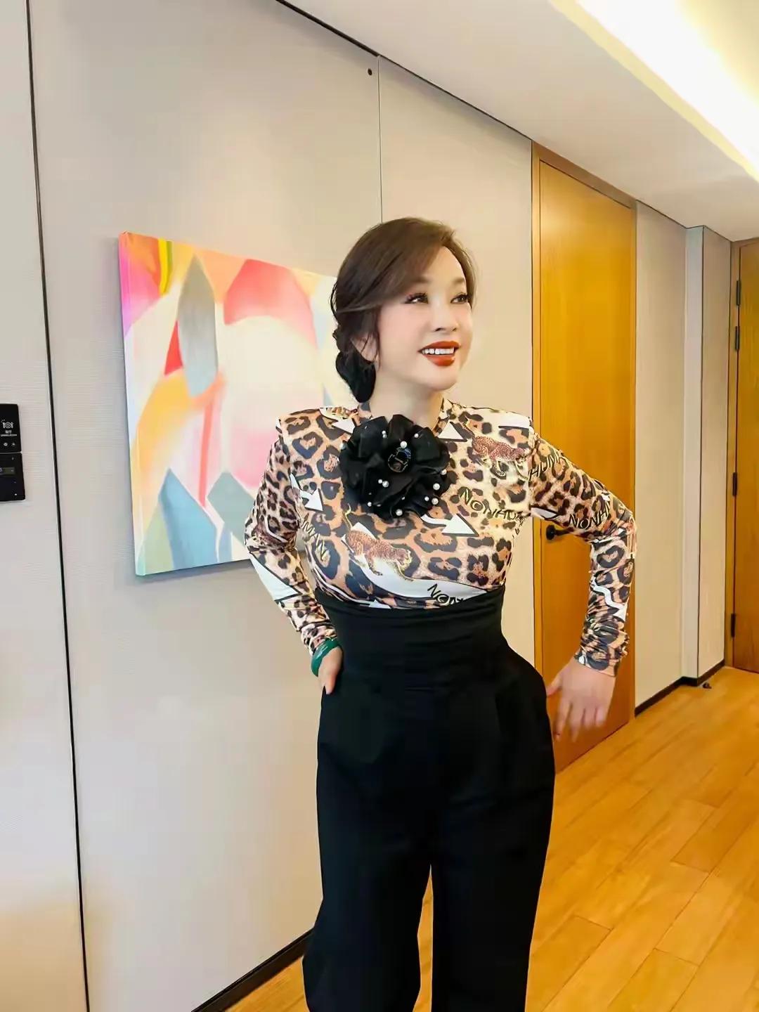 怎么看也不像75岁，刘晓庆老师近期又出镜，简直就是青春美少妇，根本就不像75岁老