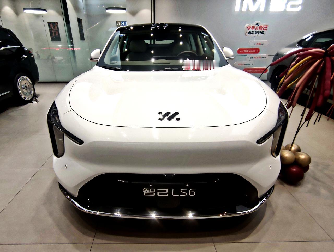 《智己LS6》增程车核心亮点智己LS6增程版三大件，核心特点:高效1.5
