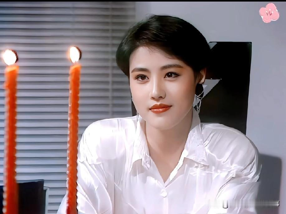 短发多挑人？一般美女根本不敢试，但21岁的周海媚偏能驾驭得惊艳。那时候的她，明媚