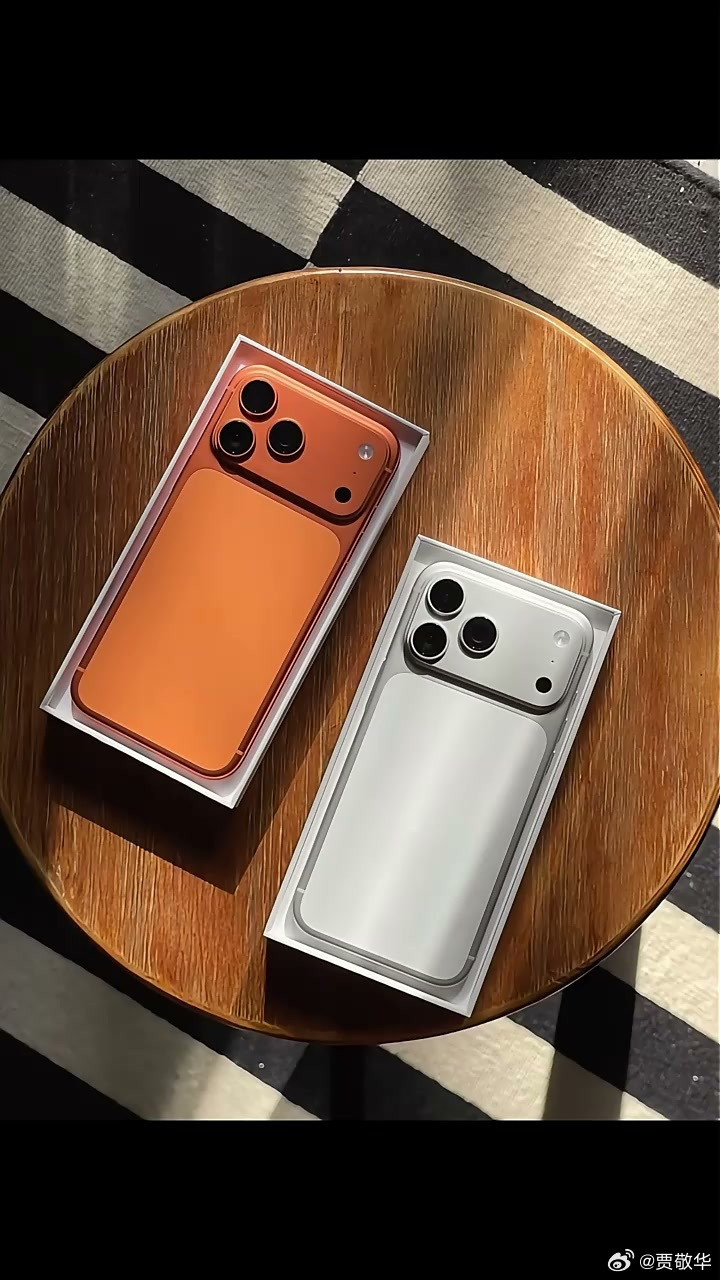 刚才听老家的邻居说，隔壁乡镇的人订婚要买苹果手机，还要最新款。邻居亲戚家小孩子订