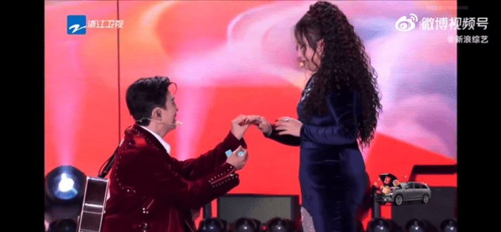 我寻思今天是跨年不是情人节呀怎么一打开手机，到处在“亲”张杰谢娜亲完，黄子韬