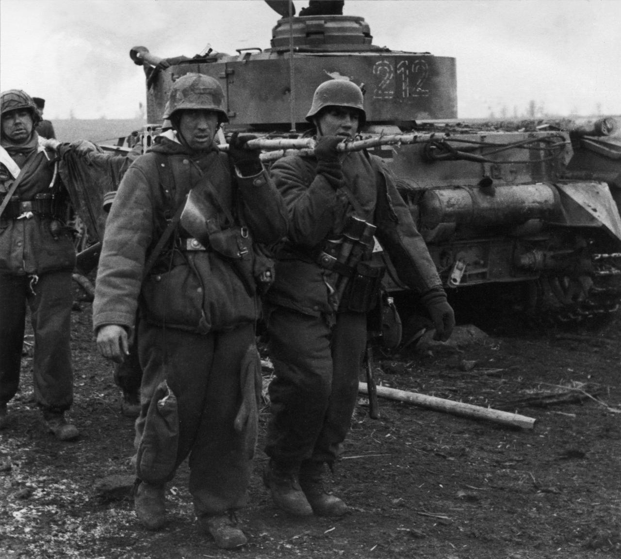 1941年，东线，莫吉廖夫附近，德军第20装甲师的装甲掷弹兵正用担架运送受伤战友