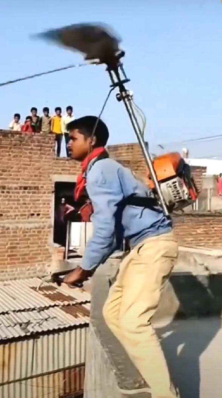 我谁都不服就服印度，这位印度小哥看到中国面条厂都能造飞机，自己非得比一比，证明印