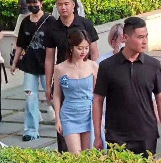 看来谭松韵是真的不高，穿这么高的高跟鞋还跟身边的美女一样高。不过她本来就是走的可