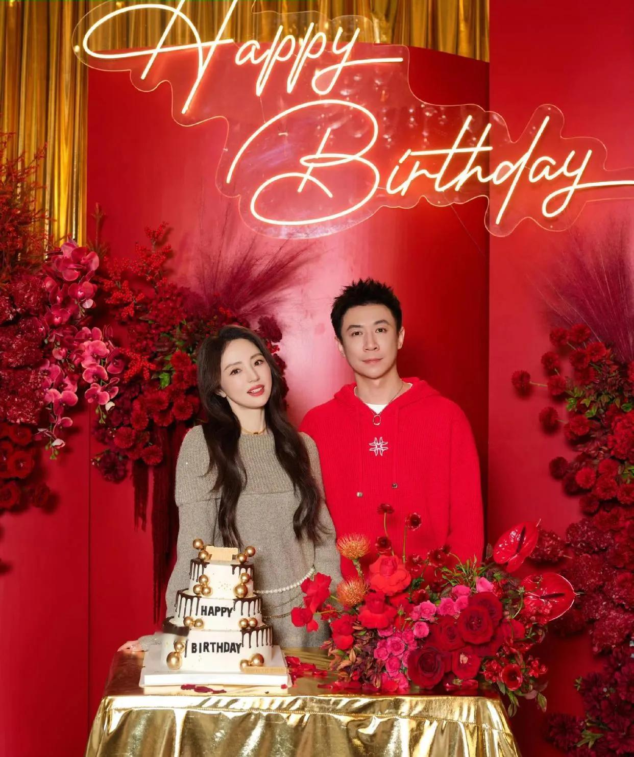 张维伊的生日派对，把氛围感拉满了！董璇一家为张维伊庆生，不仅全家穿了喜庆的