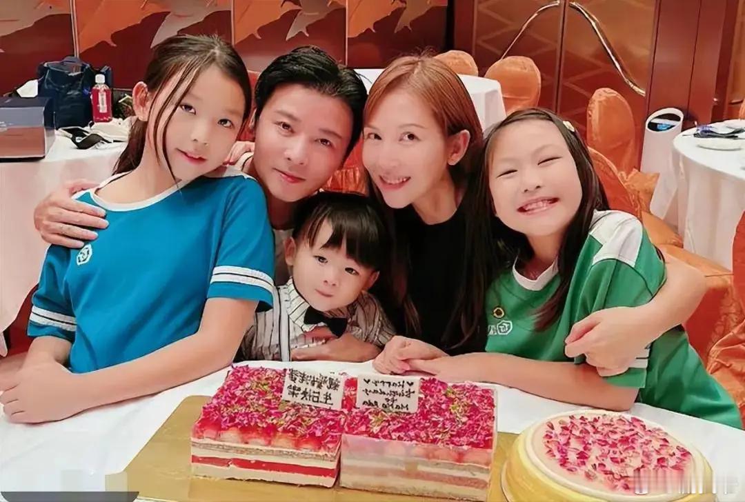 蔡少芬一家五口，蜗居客厅仅15㎡的香港小宅，房子虽小却很幸福​！​​​