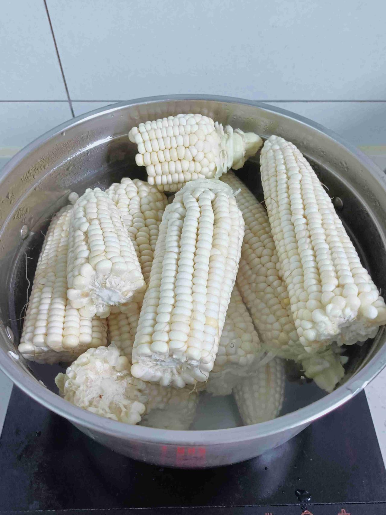 现在不吃待到何时？自己种的玉米，现在掰有点嫩，但孩子一收暑假，就吃不到了，与其荒