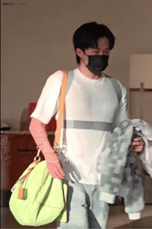 12月15日清晨，王楚钦身着专业背部固定护具，随国乒大部队从香港返京养伤。此前W