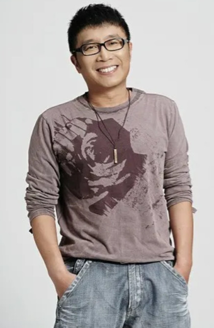 2011年，庞龙和刘德华同一天开演唱会，助理劝他取消，他却说:“我和刘德华最大的