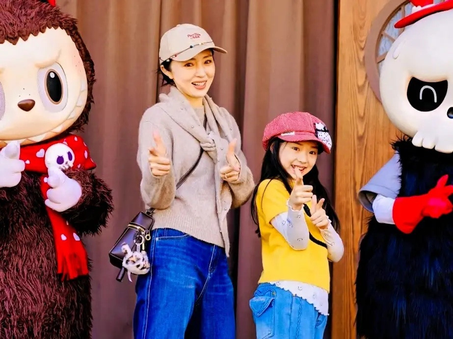 董璇带小酒窝到泡泡玛特公园玩，这小孩儿真漂亮！之前小酒窝说自己是enfp快乐小狗
