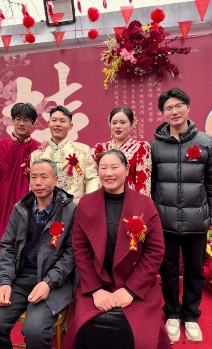 申聪今日大婚，二弟又官宣女友。申聪成家立业，寻子家长们孙海洋等纷纷前来祝贺，彭