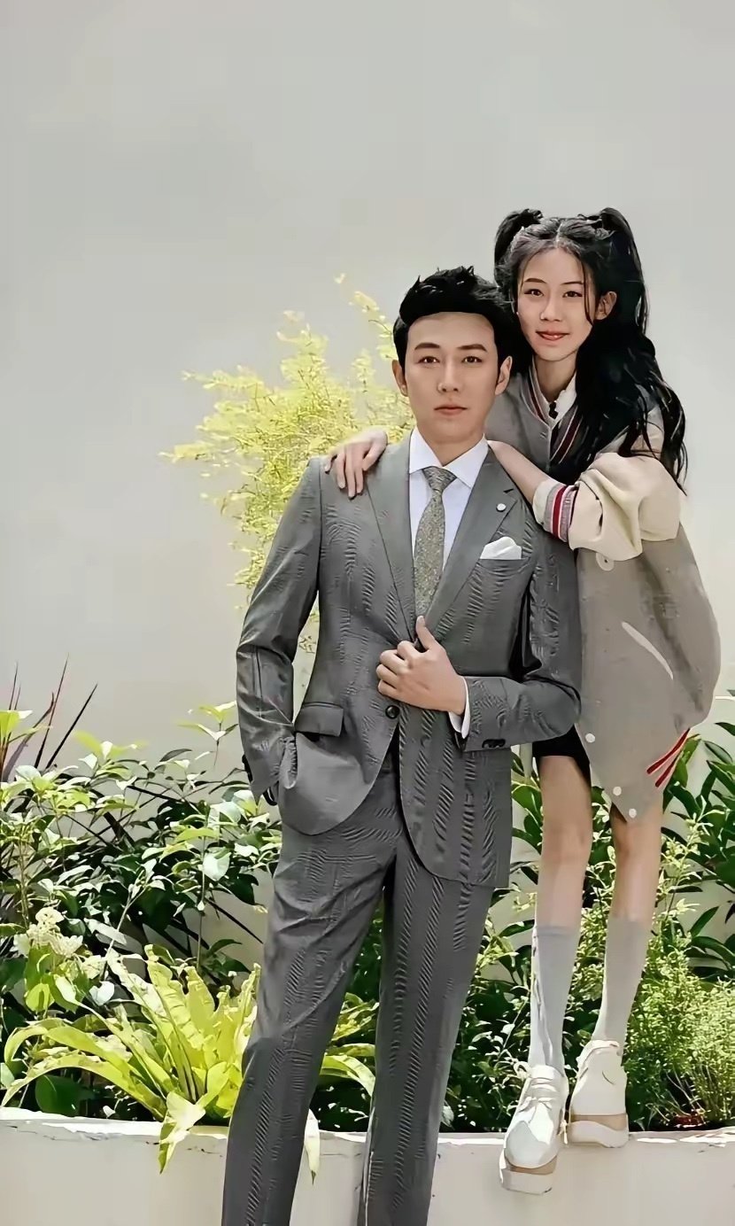 陆毅跟﻿‏他女‏﻿儿站‌一⁠块儿‎，‌‍那脸‌‍简直是一个⁠﻿模子‏刻出‏‍来⁠‎的，﻿‎﻿太像了吧
