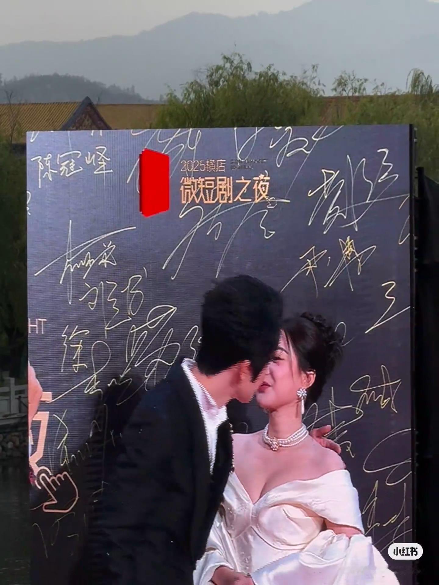 红毯上直接亲嘴啊？？我的神啊​​​