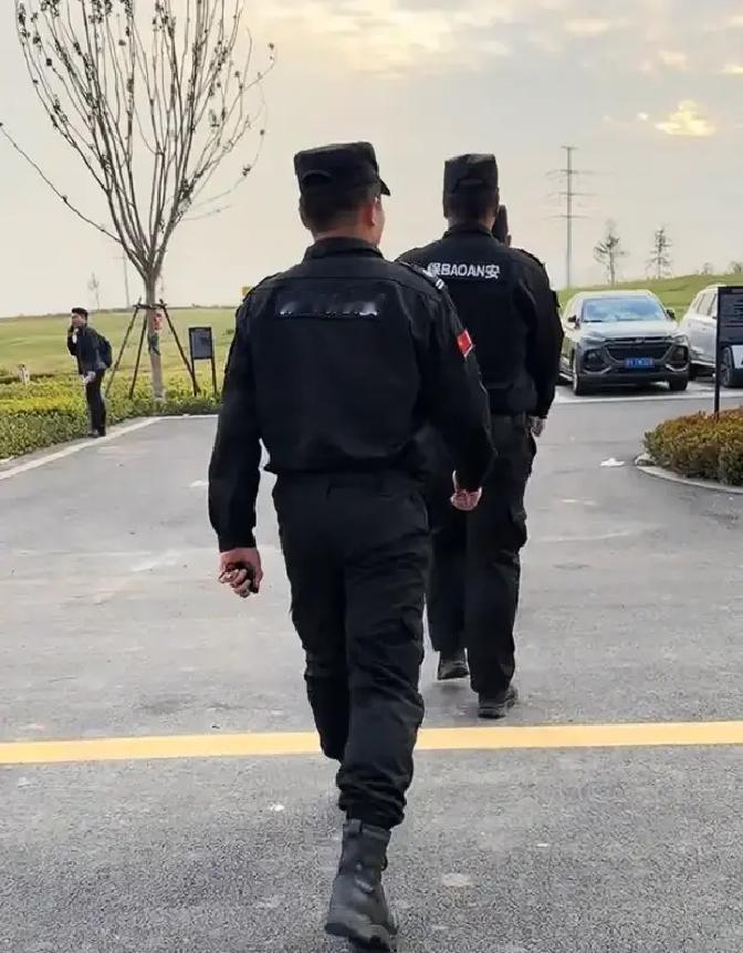 48岁失业4个月，我每天照常8点出门，衣服在楼道里换。他从公司拿了7万6的赔