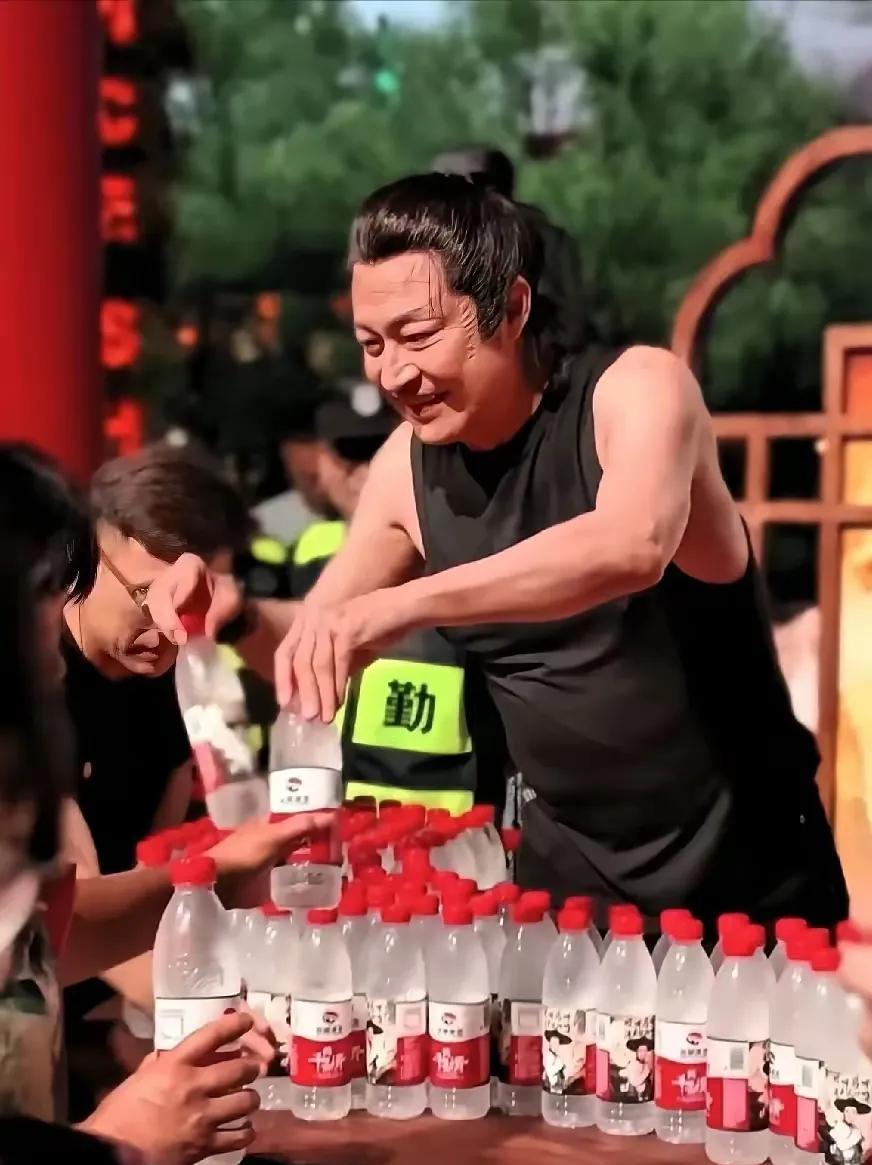一天18000元，中暑的马景涛又出来干活了！过气艺人其实日子也挺不好过的。前几