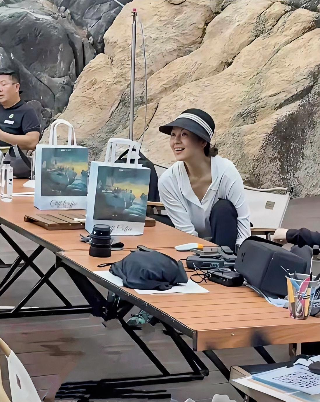 章子怡被路人拍到了近照，纯素颜出镜，和普通人差不多​​​