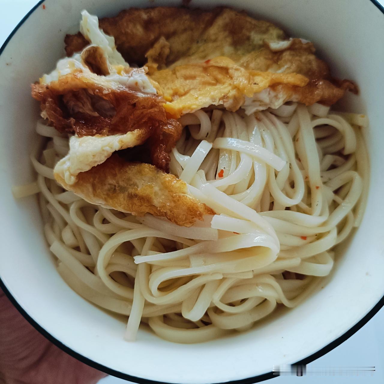 今天的早餐：一碗面条。我煮面条很简单，把锅烧热，然后放点猪油，把油烧热放点辣