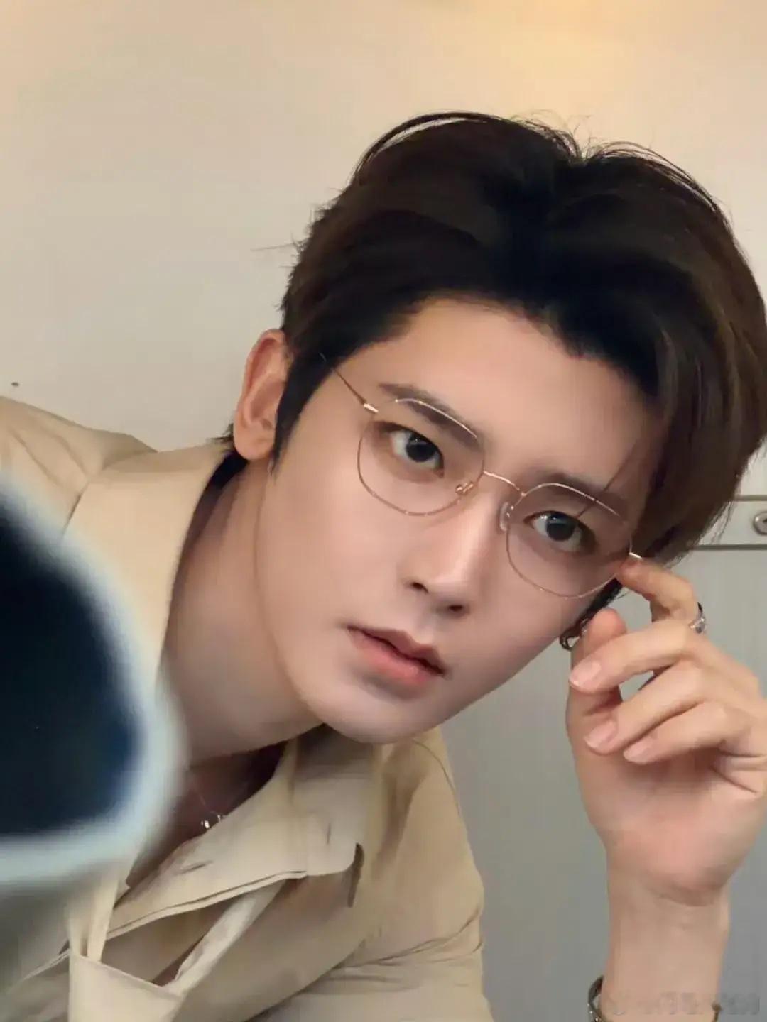 吃瓜🍉🍉1.🥭综艺《东方曜计划》暂定四月底录制拟邀引领者：徐振轩程相、王