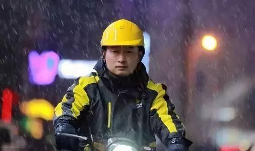 外卖员与保安冲突后遭辞退，平台回应：优化服务流程深夜送餐被拦在小区外，外卖员