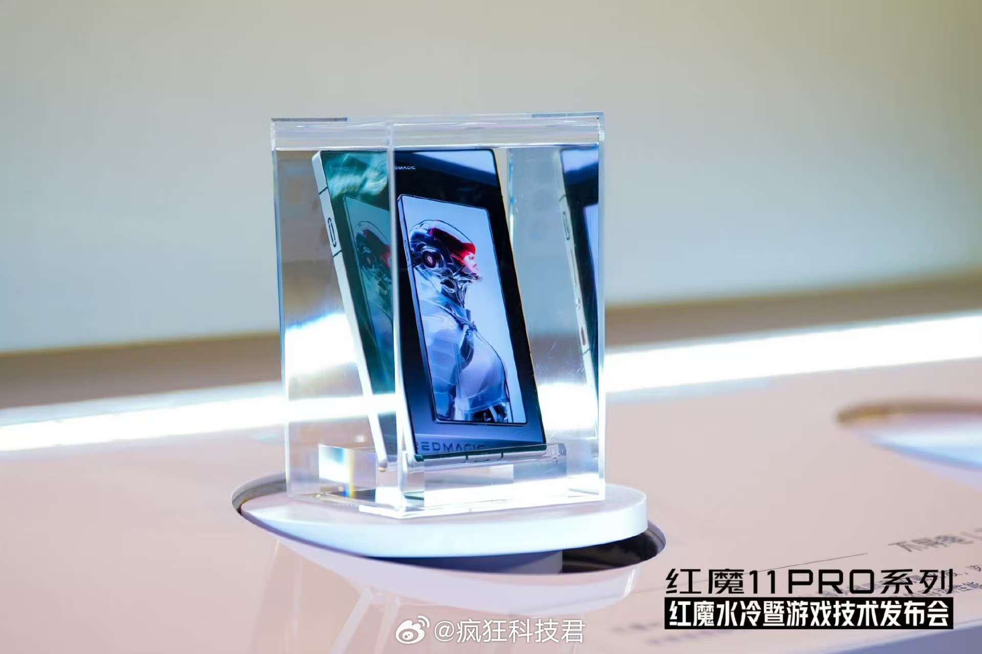 红魔这首发水冷简直是“手机散热界的卷王”啊！别人还在玩被动散热的“过家家”，它直