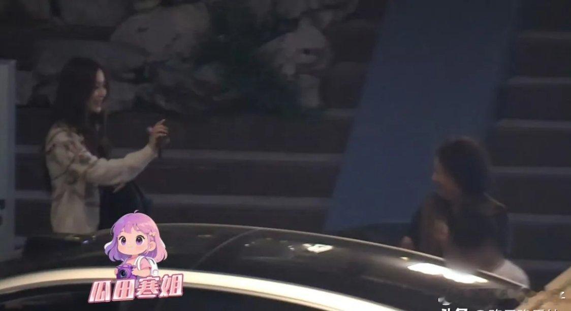 杨颖被拍到跟黄晓明妈妈和儿子小海绵一块吃饭了。吃完饭她还跟奶奶和孩子挥手告别，看