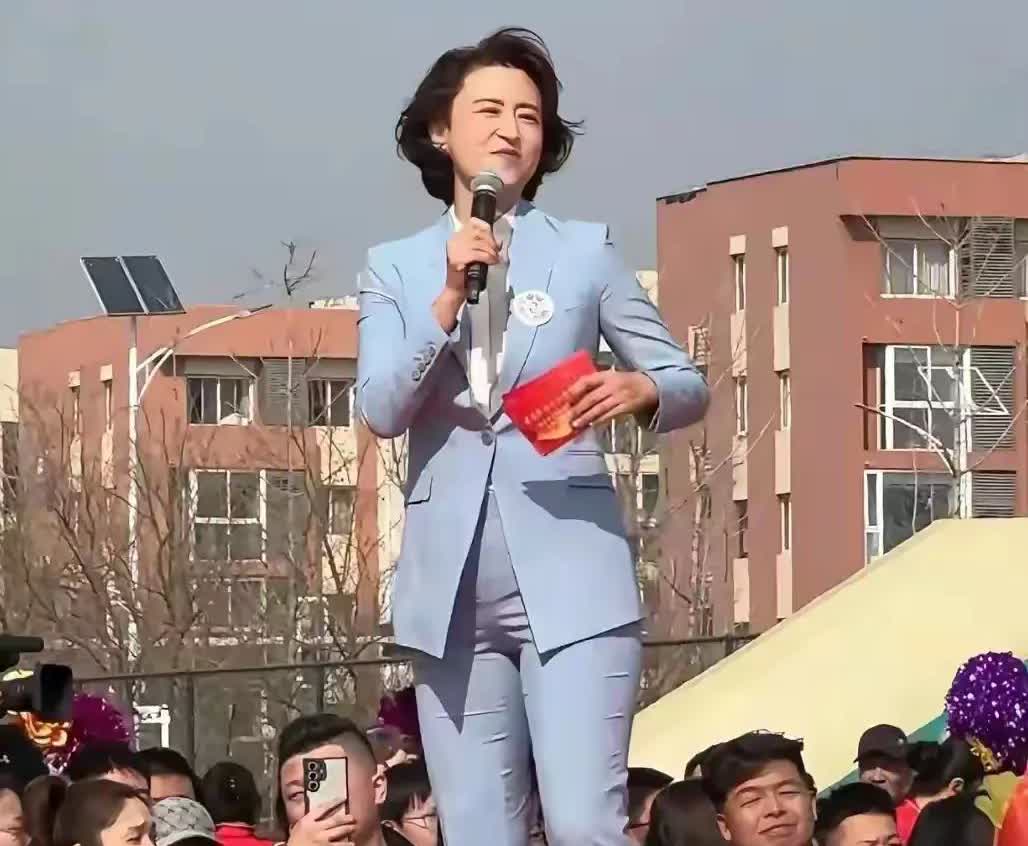 张蕾去河北主持，紧身西裤被说不雅，本人愤怒：人心脏看什么都脏