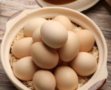 警惕激素蛋：4种鸡蛋可能存在健康风险，建议少吃或不吃！鸡蛋，一直被认为是健康