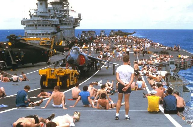 1982年。竞技神号HMSHermes(R12)前往福克兰群岛的途中​​​