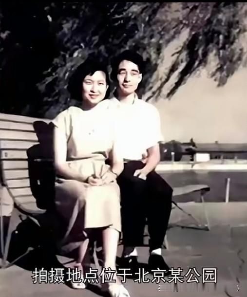 这张照片，是上世纪60年代初，李敏和孔令华在北京某公园里留下的。那时的李敏