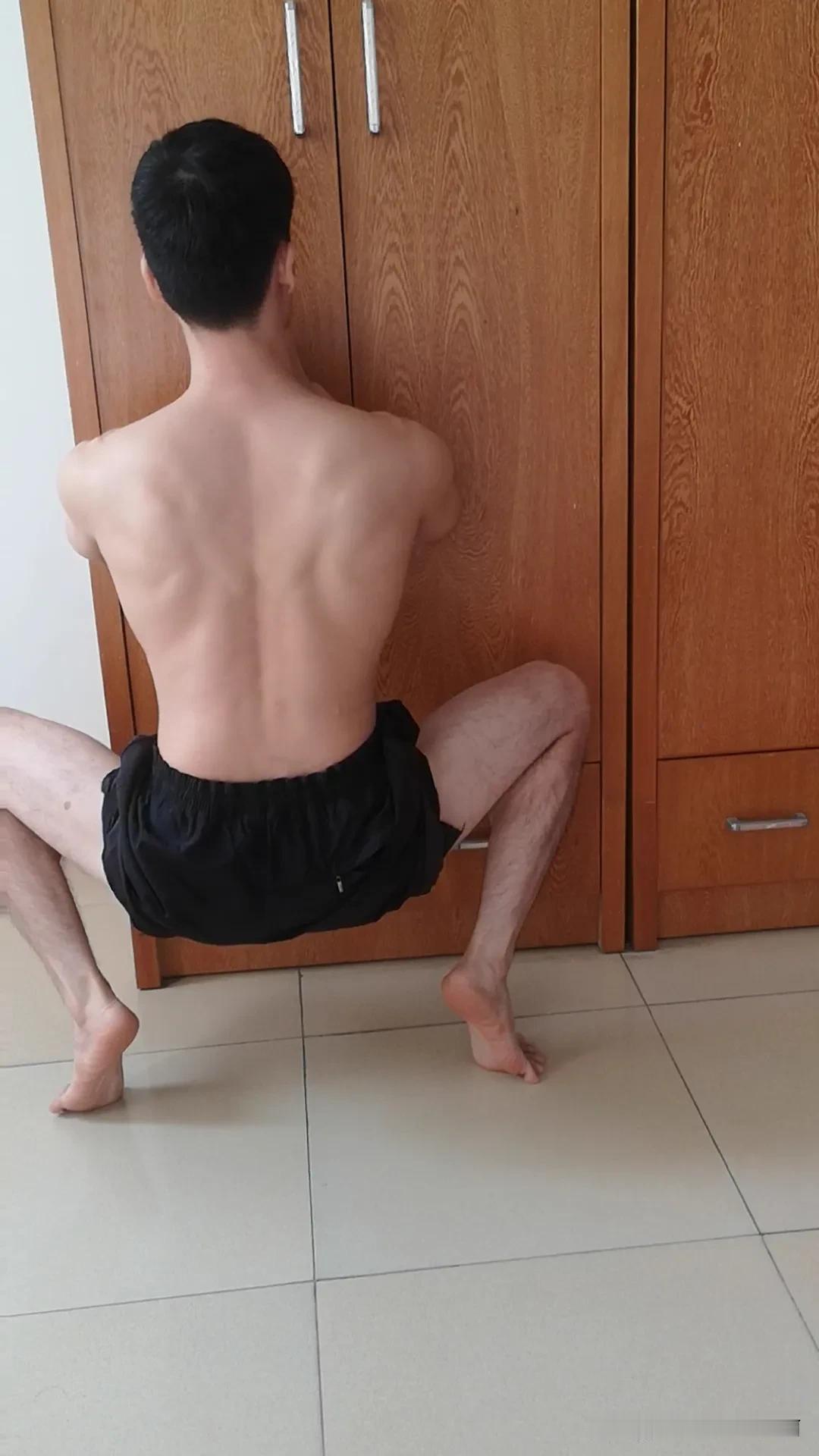晨练两个动作练腿，每个动作练习一分钟。别看两分钟很少，每天坚持锻炼效果还是不