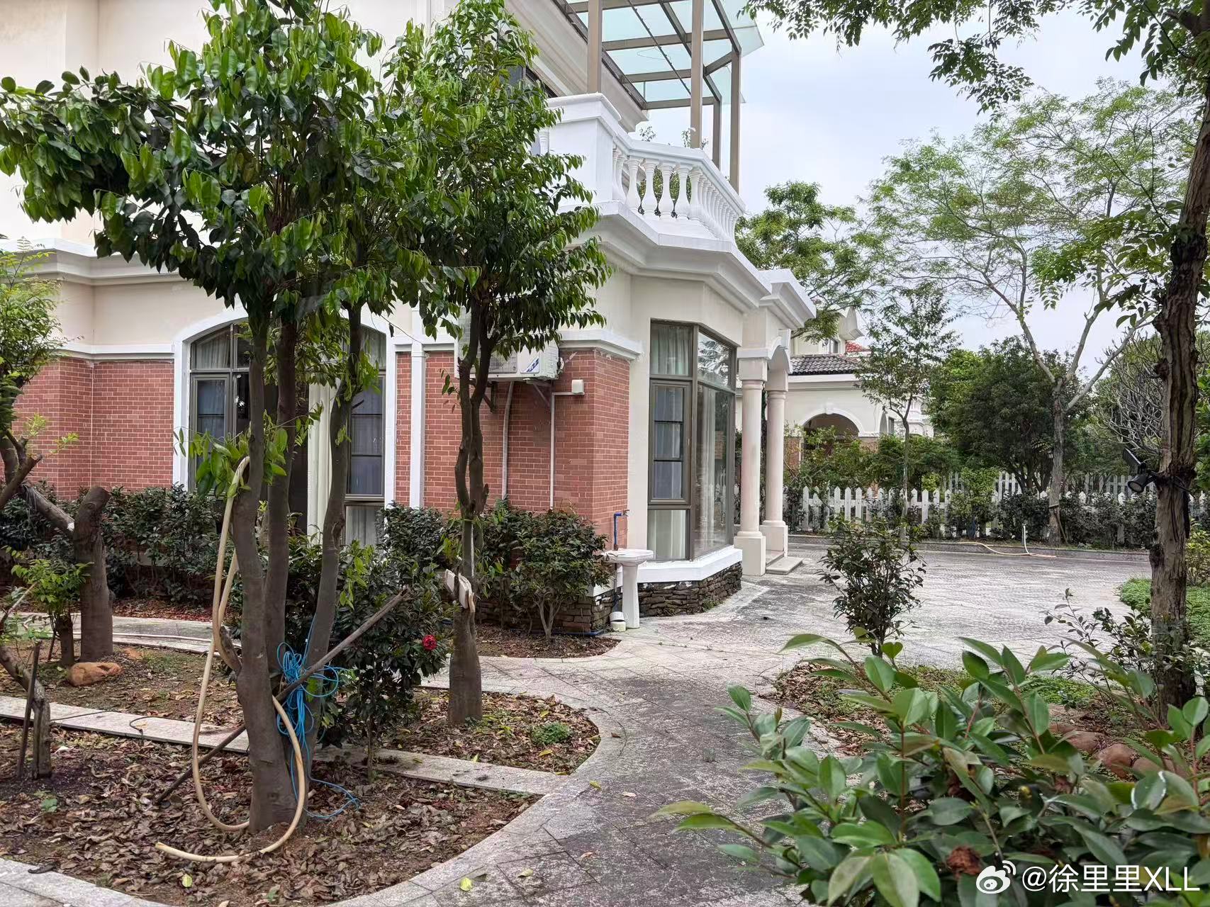 下午去看房，房子没看上，业主看上我的500Z了...业主是个开柴油路虎发现3的大