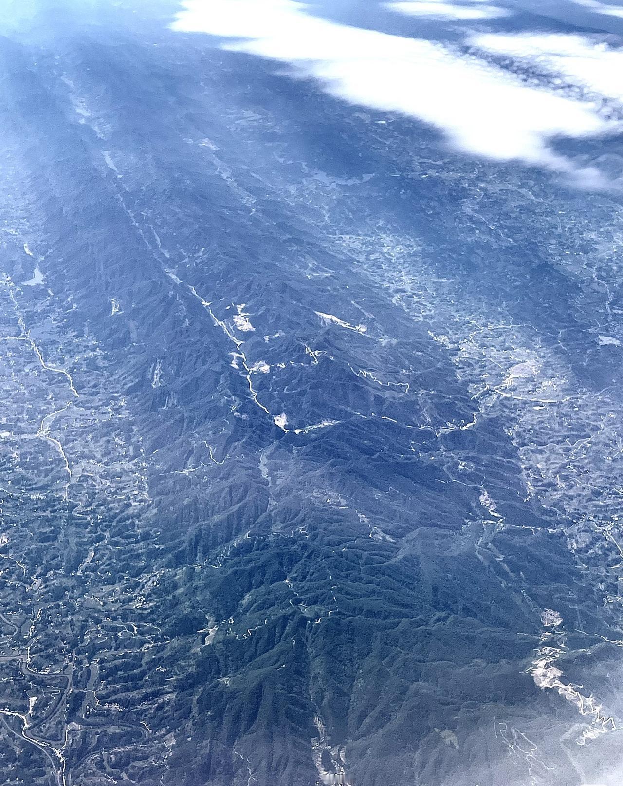 有人知道这是什么山吗？求助本地人[呲牙笑]兰州往四川巴中方向飞的时候拍到的。地上