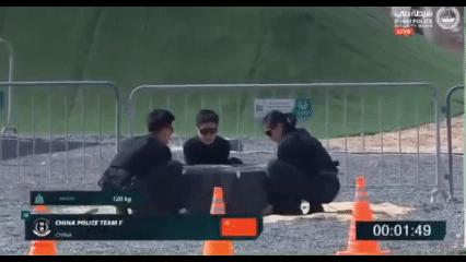 240斤轮胎“压跪”美国壮汉，中国女警队员直接旱地拔葱，扛肩上一路小跑2月9