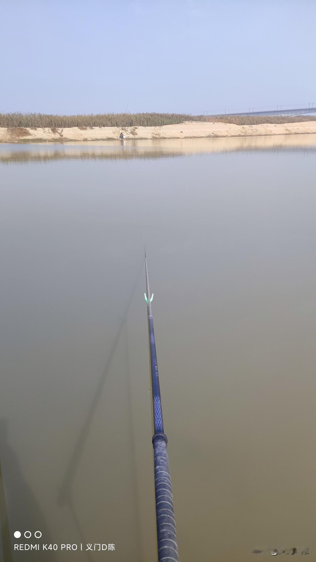 又碰到喂鱼佬了，头疼。这不换位置估计就得陪着他打龟了。钓鱼的人各种各样，最