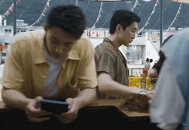 别打开那部手机。那是庄森生意刚有起色时，在工厂后巷捡到的。他以为只是部旧手机