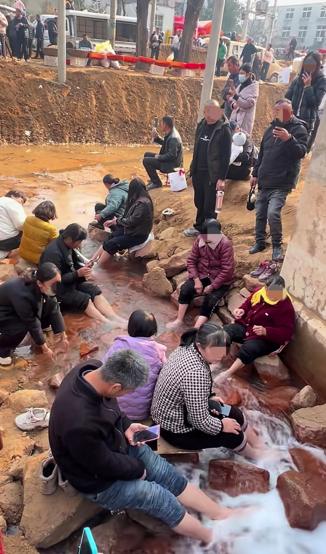 关于贾鲁河源头冒出温泉水，大妈们去泡脚，应该理性看待！没准这些老人年轻时，泡