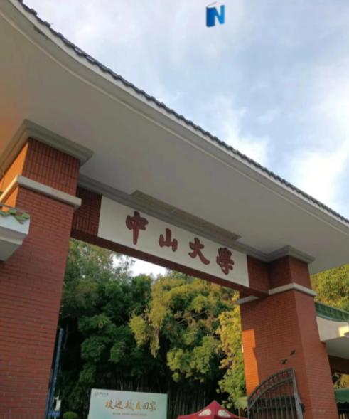 中大赢麻了！搬红凳办典礼，比花架子更显用心中山大学的开学典礼没有靠背