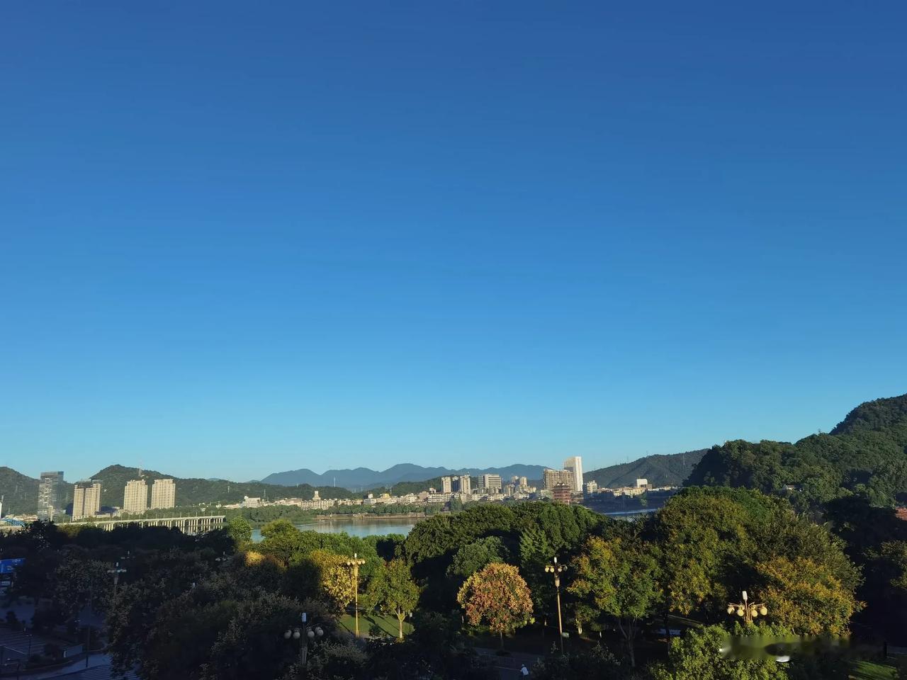 以宁静之心安度日常，以热爱之心且寻且赏。