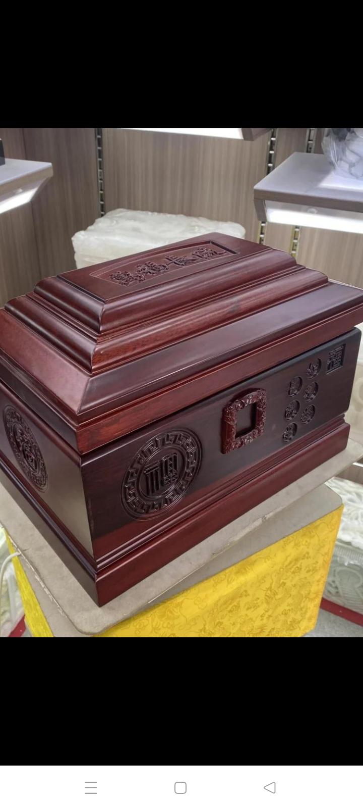 前几天我朋友的父亲去世了火化了，朋友没有举行葬礼，没有通知亲朋好友，没有购买棺材