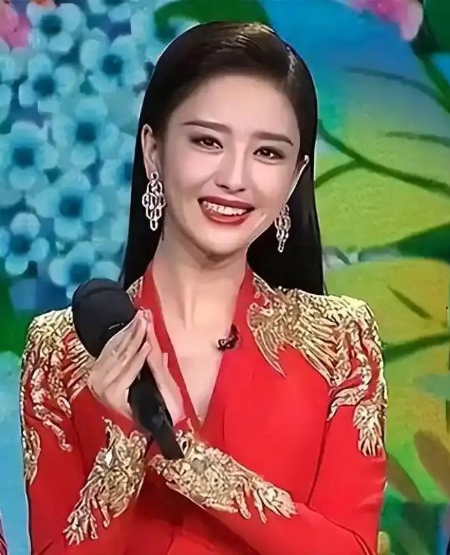 佟丽娅，回应为什么会去主持春晚！9月19日，佟丽娅和鲁豫谈及主持春晚的原因，