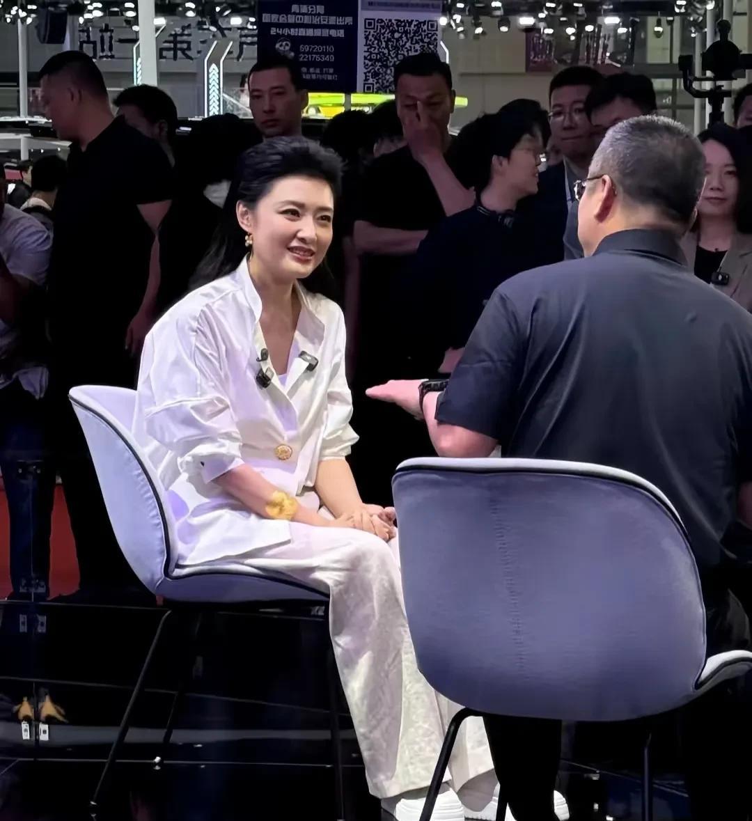 这哪里像57岁的人啊？周涛，现身2025上海车展，身穿白色衬衣搭配，美丽动人，