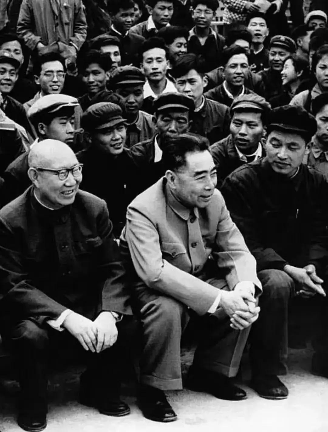 坐在地上接地气，慈祥和蔼可亲的笑容如同春风送暖！