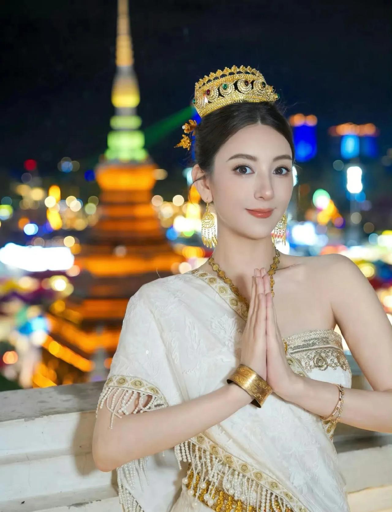 啊！郭富城真的太会娶老婆了[赞]有网友在西双版纳偶遇了刚刚怀上三胎的方媛，她真