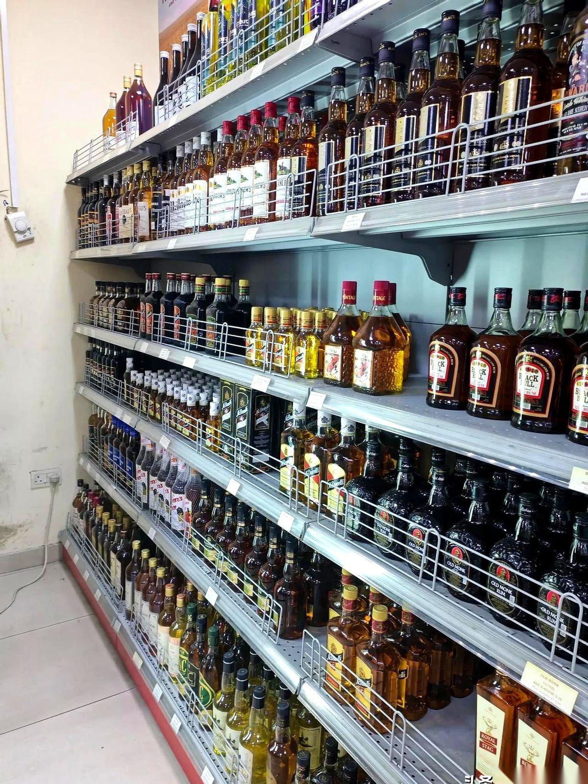 海员证往桌上一拍，换几个小时的“假释”。就我们这七八个大老爷们，像一群刚放出笼