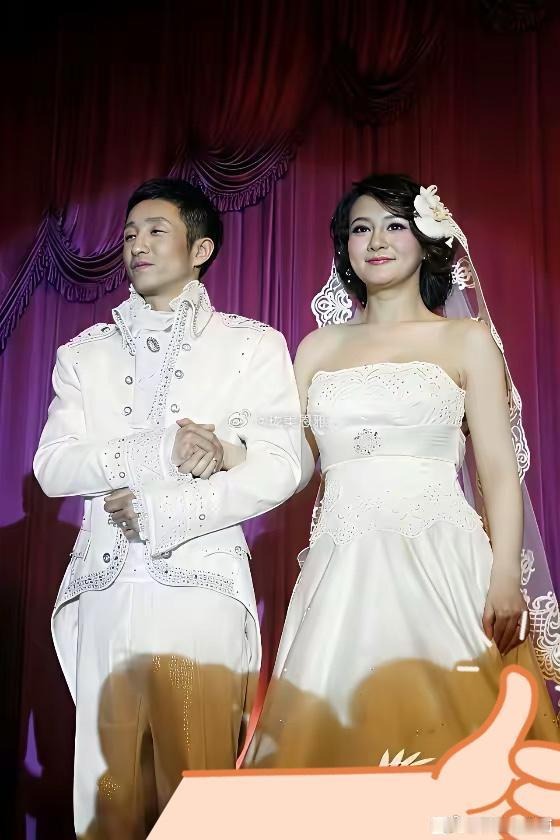 邹市明和冉莹莹应该都很矮他俩婚礼上看冉莹莹跟邹市明差不多高，但冉穿着恨天高，邹市