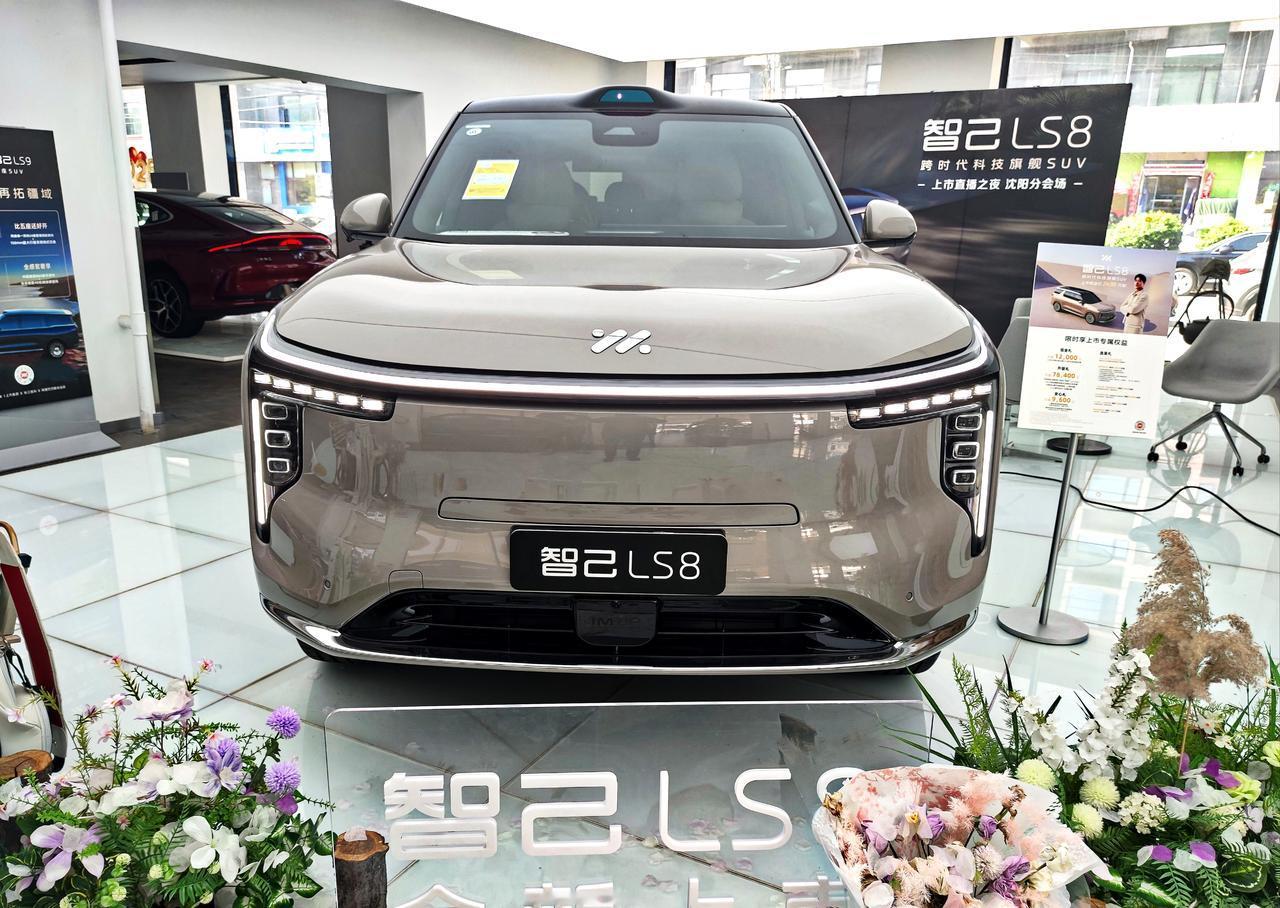 25万级大满配旗舰《智己LS8》智己LS8是上汽旗下中大型增程SUV售价