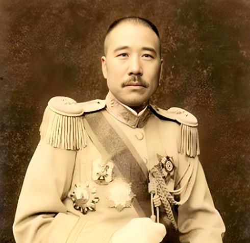 张宗昌准备处决一个逃兵，写手令时“毙”字不会写，就想改成打200军棍，可棍字也不